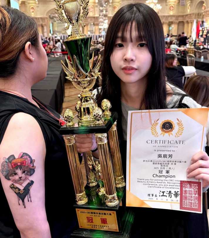 「國際創意藝術美學」刺青賽，大葉吳宸芳的「貓咪藝妓」作品（左下角）奪冠。（照片大葉提供）。。