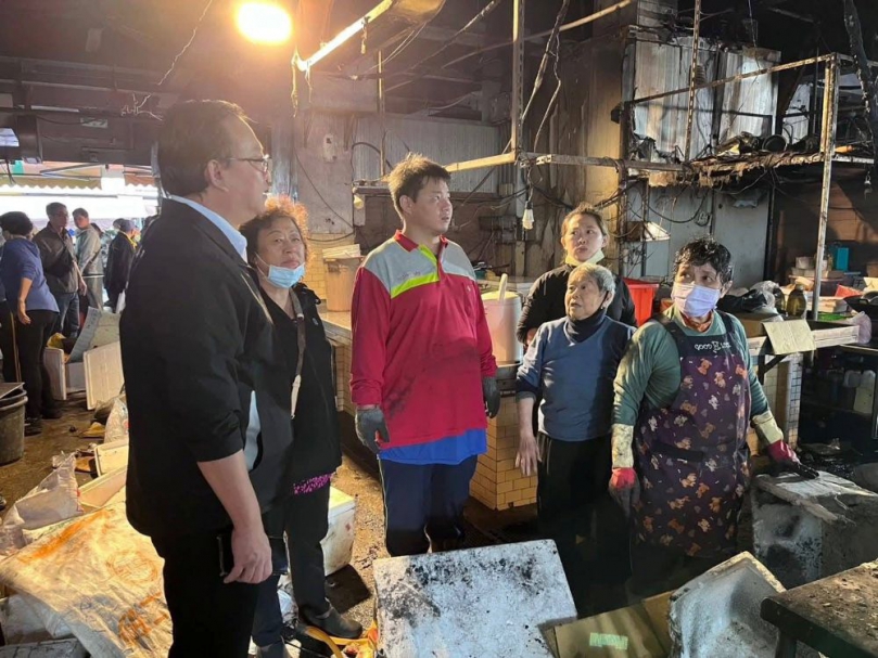 北辰市場火警後續處理持續推動 黃健忠市長連續兩日赴現場勘災 市政團隊加速協助攤商復原 黃健忠強調，市公所將全力配合消防局釐清起火原因，並以此次事件為強化市場安全的重要契機。他指出，市場管線、消防設備及安全動線需持續檢視，市公所會依災後狀況分階段盤點並改善相關項目，協助攤商穩健復原，讓市民能在更加安全的環境中採買。