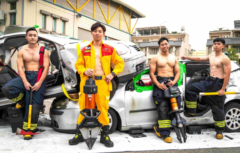 嘉義縣消防桌曆強強聯手帥氣登場 警消跨界亮相!