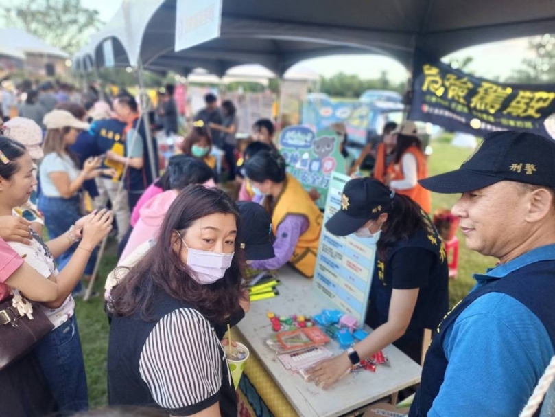 臺東縣警察局少年警察隊|前往臺東稅務局辦理「地方租稅業務與提倡購物消費利用載具儲存雲端發票活動」設攤反毒、識詐宣導。