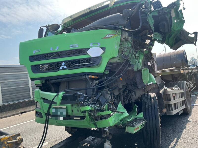 國1北367.8K嚴重車禍 3大車撞成一團