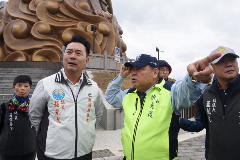 〔莊光大議員縣政總質詢移師媽祖文化園區  陳光復：持續完善媽祖文化園區　打造具國際觀光價值的海灣地標  陳光復表示，自媽祖雕像完工後縣府持續推動多項優化工程，包括植栽整理、公廁興建、堤頂步道改善、景觀綠丘與休憩亭設置、水塘濕地營造、汽機車停車場增設等，希望讓園區更具吸引力。 陳光復說，縣府將與重光社區研議開放雕像內部，導入餐飲、多元服務，並優先結合社區經營，同時招募行動餐車，為旅客創造更豐富的體驗。〕