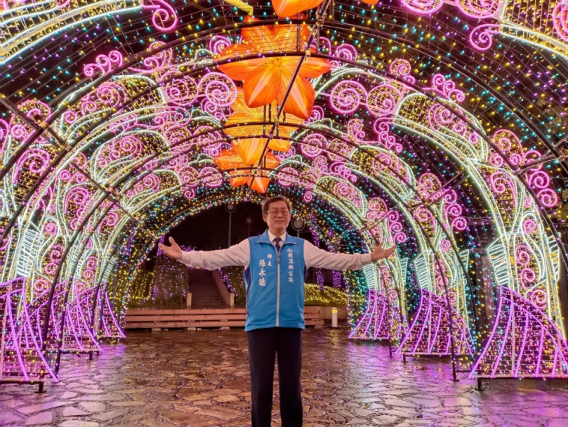 2025宜蘭礁溪溫泉燈花季試燈！高達5米主燈「泉華共舞」亮相 如夢似幻