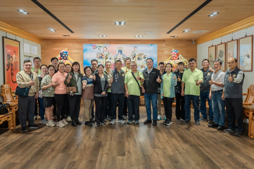 馬公市長黃健忠率澎湖縣家長會長協會參香配天宮 感念媽祖慈恩 深化姊妹市交流情誼 黃健忠表示，配天宮長期以善行回饋社會，無論是物資捐贈，或協助推動馬公市微型保險補助，都讓許多家庭在需要時獲得實質支持。他說：「能與家長會長協會一同前來，不只是祈福，也是希望在教育、文化與社區面向，為兩市的互動創造更多可能。」