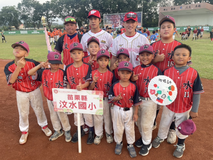 「徐生明」盃少棒賽高雄開打，味全龍球員李致霖（後右2）、郭天信（後右1）回故鄉金潭國小。（照片頂新基金會提供）