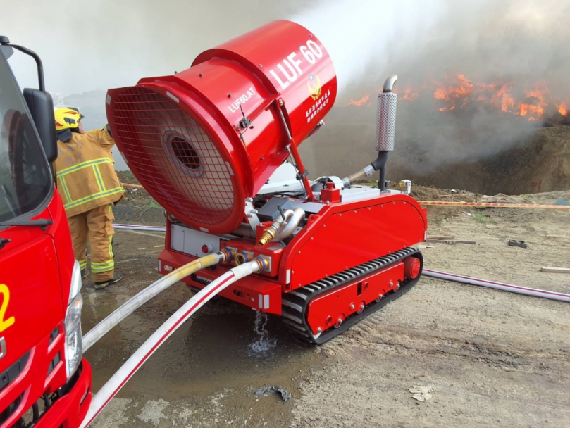 嘉市消防局首次出動兩部消防機器人滅火 嘉義市環保用地彈簧床暫置區火警 濃煙直竄雲霄