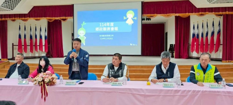 湖西鄉114年第二次鄉政聯席會報 聚焦垃圾掩埋場火災與焚化爐議題 陳鄉長表示,若建設焚化爐期程約六至八年,期間湖西仍需承受垃圾堆置及污染影響,呼籲縣府展現決心,一座焚化爐即可處理全縣每日約60至80噸垃圾。並提到馬公市廚餘量占全縣八成以上,應由各鄉市分擔處理,不應全數集中湖西。對於掩埋場管理權責,他指出若由環保局接管可行,但回饋金與責任應只增不減。