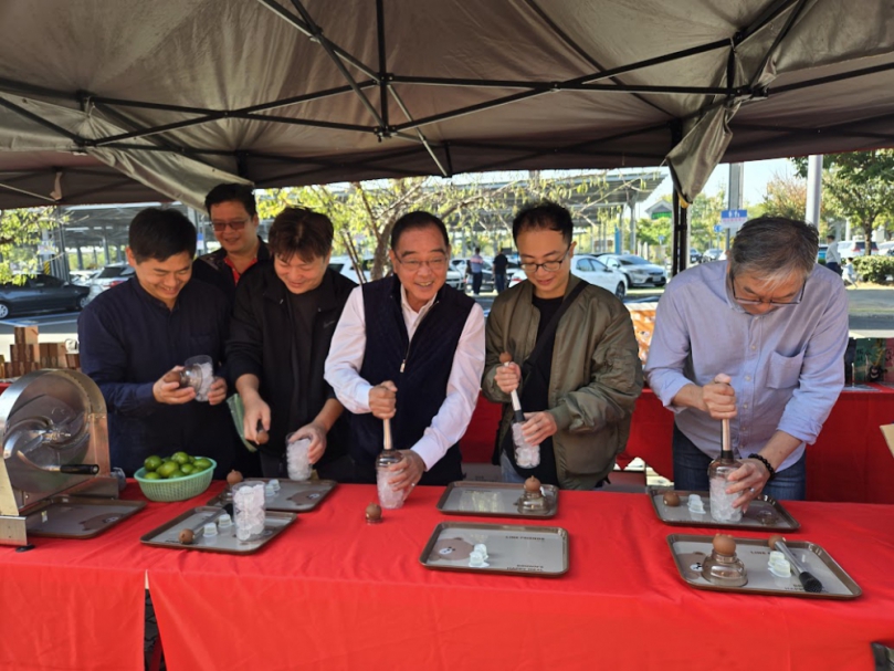 南投縣農會食農教育成果展  展現十三鄉鎮農村多重魅力：南投縣農會總幹事曾瑞與民眾現場檸檬茶DIY體驗。