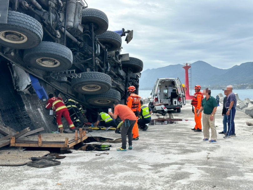 翻車後起火燃燒|1死1傷,新港燈塔堤防處10輪大吊車翻覆!