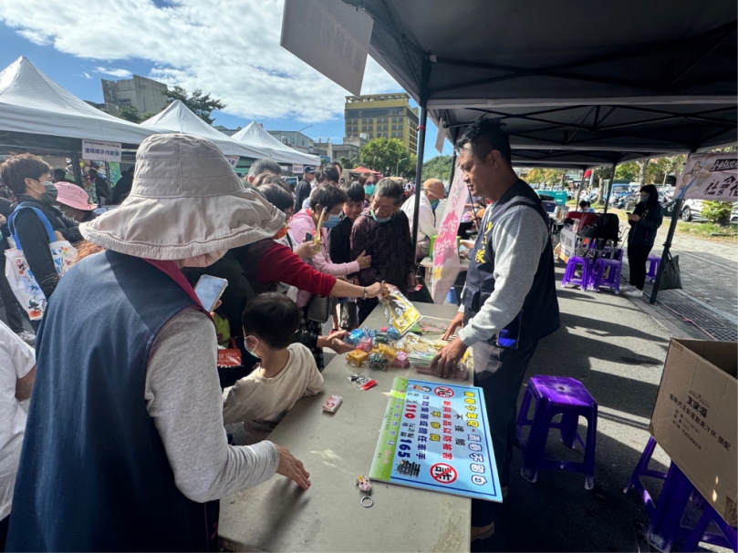 臺東縣警察局少年隊｜至國際身心障礙者日公益園遊會設攤宣導