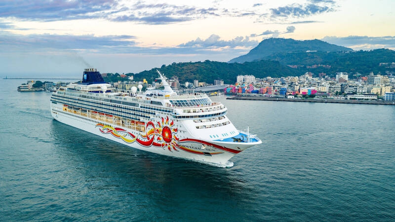挪威郵輪太陽號首航高雄港
