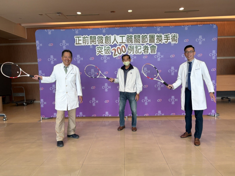 嘉基【正前開微創人工髖關節置換手術】突破200例  82歲陳男得以重返網球場  雙側同時手術成果亮眼 技術國際接軌