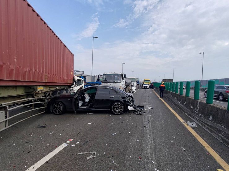​國10連環車禍 7車追撞6人傷