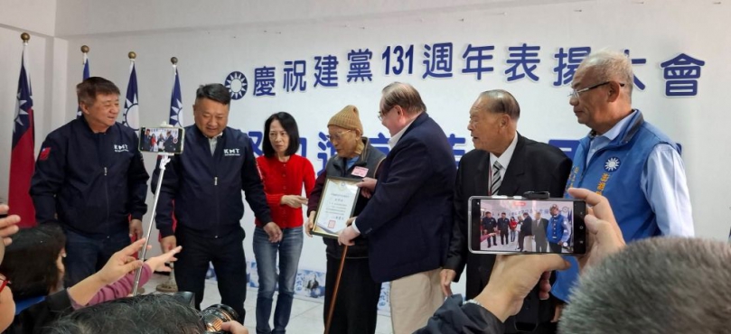 【國民黨澎湖縣黨部慶祝建黨一百三十一周年黨慶  表揚資深晉齡黨員  針對下屆縣長選舉國民黨是否提名一事？  李乾龍表示將會積極進行整合  屆時國民黨ㄧ定會提名最強人選  最後定為ㄧ尊】國民黨副主席兼祕書長李乾龍12／5日特蒞澎勉勵，呼籲黨員團結凝聚共識〔努力進前 藍天再現〕,同時邀請黃建築前議長、吳政杰議員、許國政議員等出席擔任頒發資深黨員和績優幹部榮譽狀。