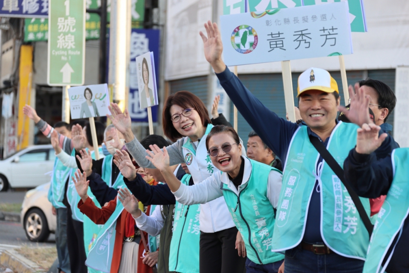 爭取民進黨提名參選彰化縣長,黃秀芳團隊站路口尋求支持。(照片競辦提供)