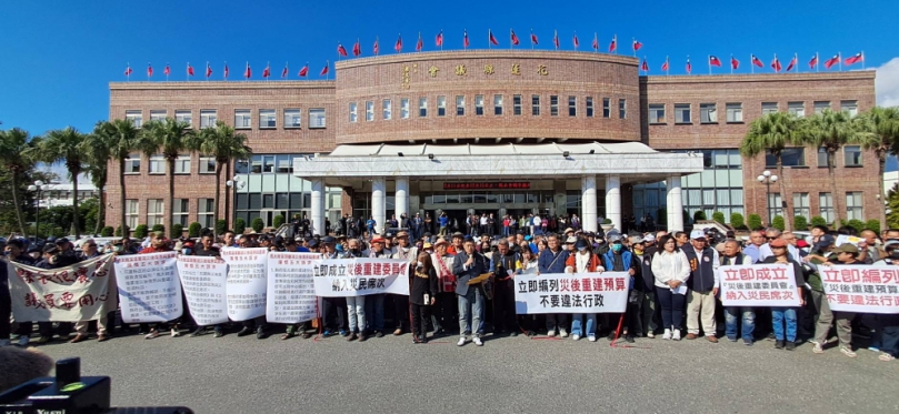 怪手領軍｜大批光復災民到縣議會、縣政府拉白布條抗議提5大訴求，議事廳爆衝突，議員互嗆火爆對峙，縣政府：立即成立重建委員會！