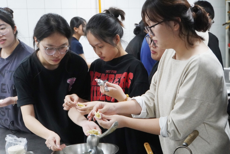 大葉國際生做水餃,迎新年。(照片大葉提供)