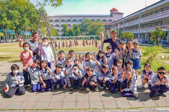 林園國小連結在地飲食文化讓學生體驗料理魚類手作「一夜干」
