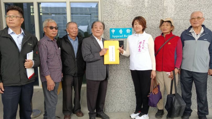 彰化縣府籌建火葬場,反對鄉民至地檢署按鈴申告。(照片記者林碧珠攝)