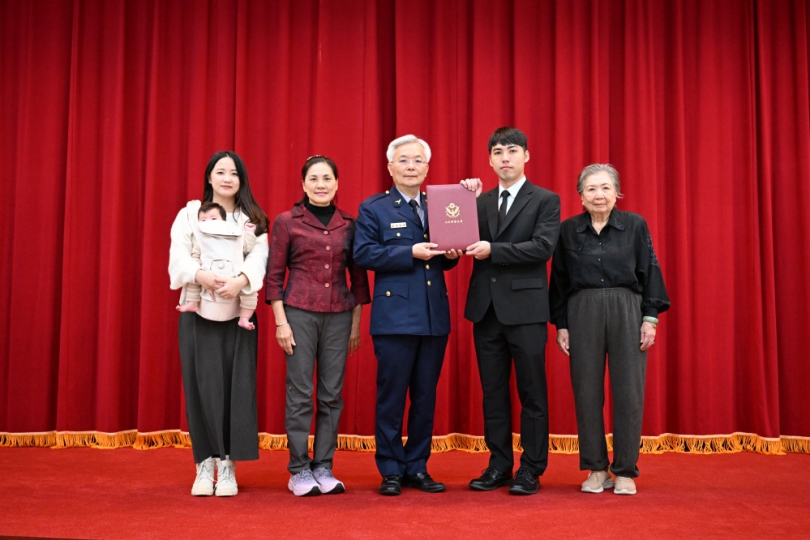 嘉義市警局刑大小隊長李明翰  榮獲警政署113年「婦幼安全工作績優員警」 攜家人領獎同享榮耀