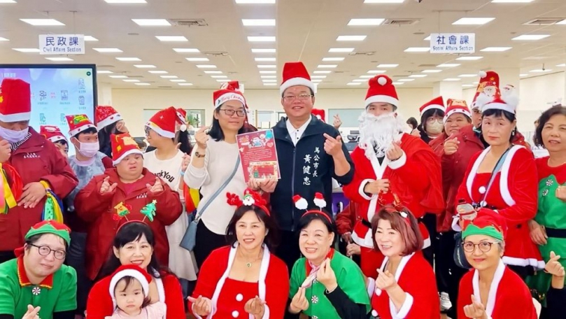 澎湖惠民啟智中心跳K-POP報佳音 馬公市長黃健忠暖心共舞送豆花  為感謝中心的到訪與用心準備，市長特別準備豆花，與在場每位師生與志工分享，象徵節慶的甜意，也傳遞誠意。從共舞到送豆花，馬公市公所不只是辦公空間，更成為人與人之間彼此理解與祝福的場域。