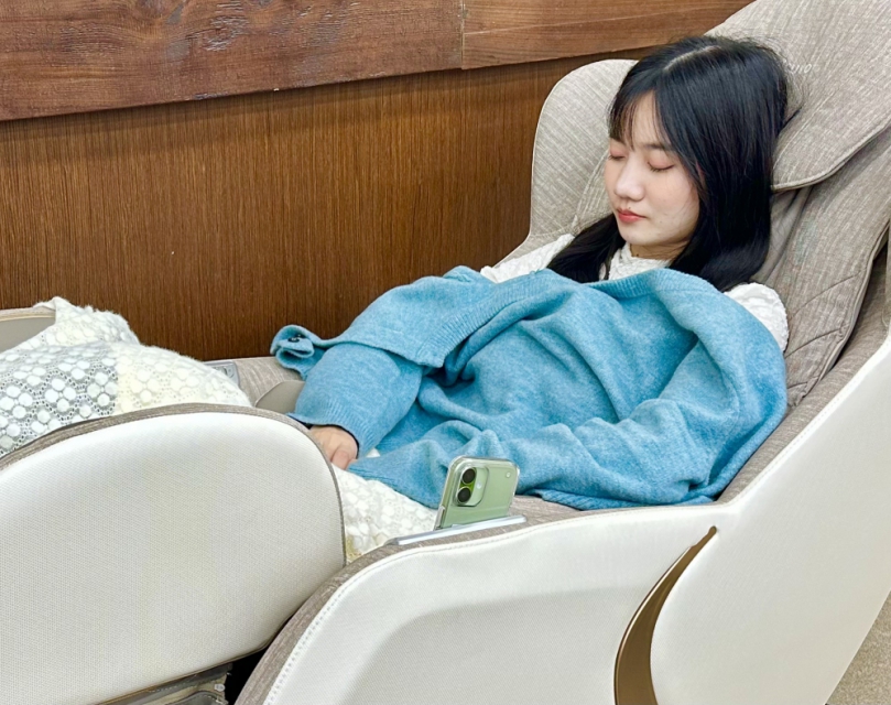 從大學生到長者都淪陷！暨大圖書館「按摩椅」圈粉無數