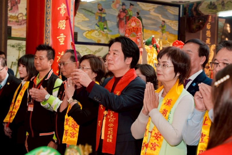 總統賴清德由縣長王惠美、立委陳素月等人陪同到溪湖永安宮、福安宮參拜。（照片陳素月競辦提供）