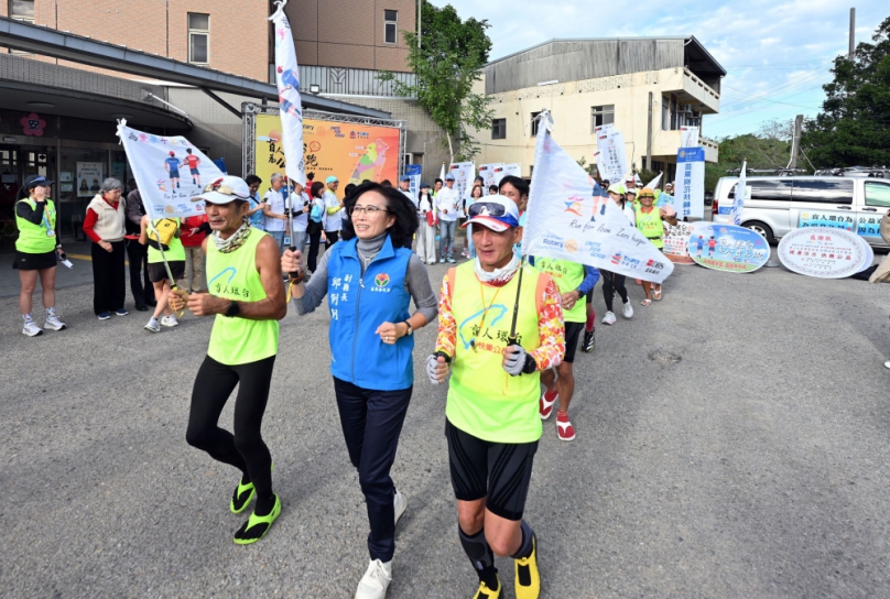 公益傳愛 第九屆盲人環台公益路跑抵苗 副縣長邱俐俐陪跑 讓愛不間斷
