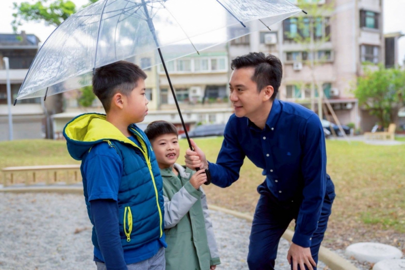 華光撐傘計畫 竹北市長鄭朝方協助設計雨傘募款