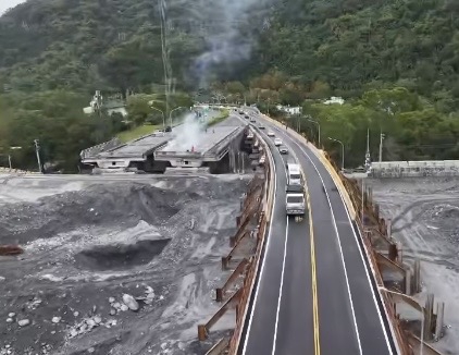 馬太鞍溪鋼便橋元旦通車｜燃炮歡慶，雙向各1快1慢車，臨時涵管溪床便道隨即封閉拆除！
