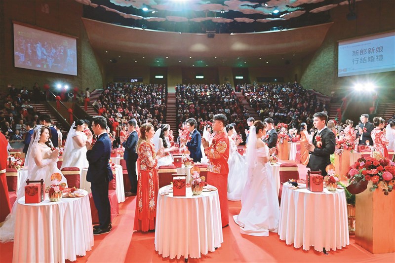 37對新人元旦佛光山互許終身