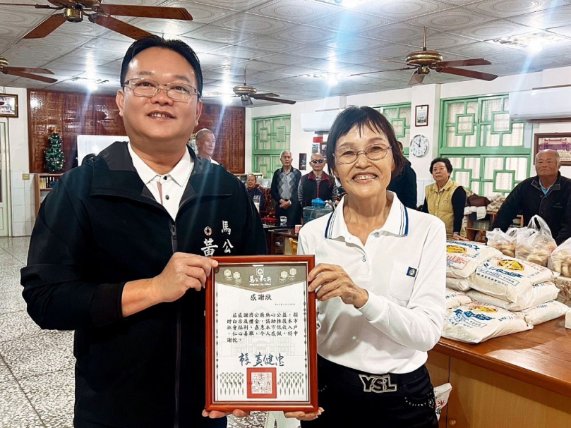 澎湖濟公廟冬令慈善發放關懷334戶 馬公市長黃健忠感謝宗教團體善行義舉  濟公廟副主委許金全指出，濟公廟從最初隱匿於民宅，到今日成為澎湖地區一貫道信仰中心，靠的是一群道親堅守信念與默默耕耘，「我們相信慈悲不是口號，而是一種日常實踐。冬令關懷，我們已經做了二十幾年，只希望能多幫助一戶是一戶。」