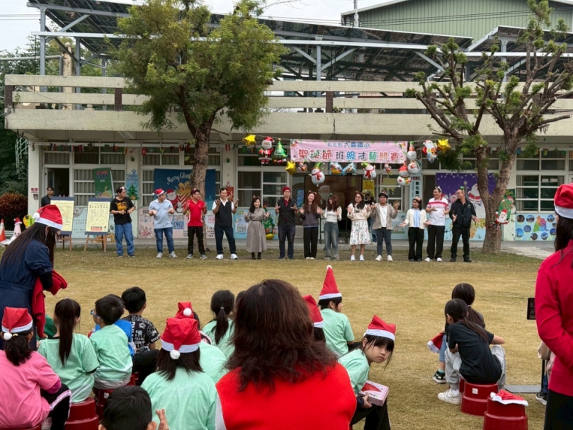 大葉國際生下鄉到大園國小唱歌，帶來歡樂。（照片大葉提供） 　