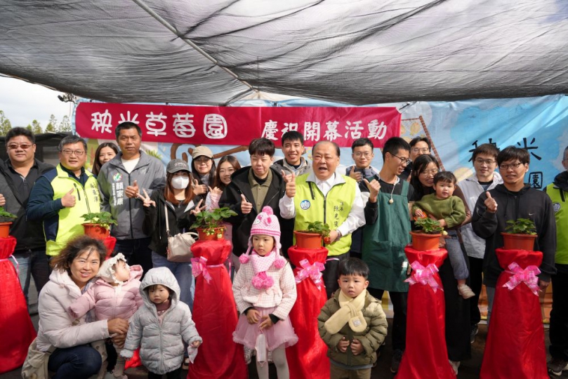 澎湖青農逐夢有成 「秧米草莓園」熱鬧開幕 陳光復力挺在地青年農業發展 陳光復表示,澎湖長年面臨風大、鹽分高、水資源珍貴等農業限制,能在這樣嚴峻的自然條件下成功種植草莓相當不容易。來自花蓮玉里的曾右鑫,是縣府輔導的青農,因軍旅生涯結識現任妻子,成為澎湖女婿。懷抱對農業與土地的熱情,他將家鄉務農經驗帶入澎湖,最終實現打造「秧米草莓園」這座現代化觀光果園的夢想。