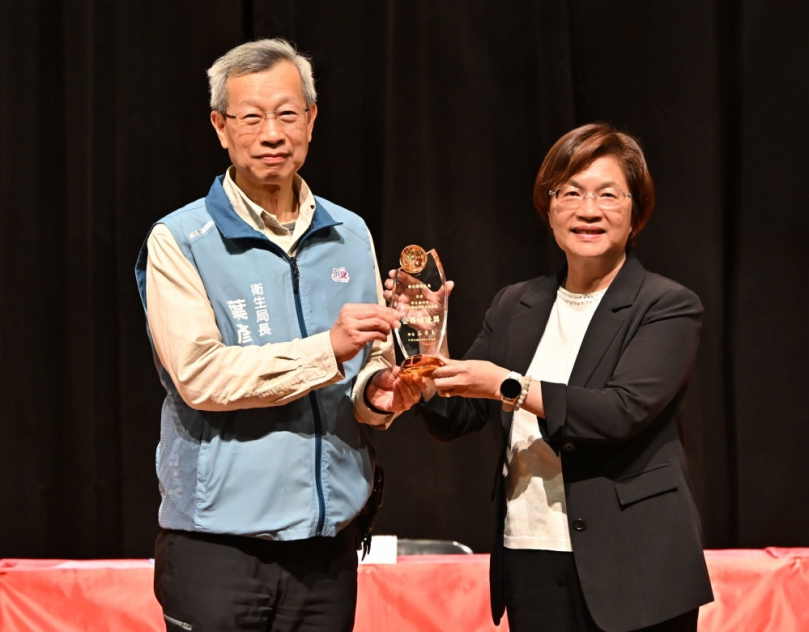 「醫療關懷力典範獎﹂彰化縣衛生局五度獲獎，葉局長（左）將榮耀呈給縣長（右）。（照片縣府提供）