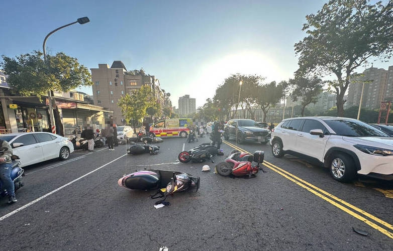 機車騎士突衝出害5機車摔成一團 7傷受醫