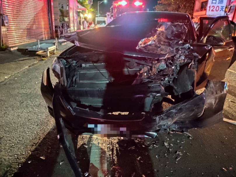 整個車身都撞爛了｜70歲翁駕車遭連環撞，車毀人亡！