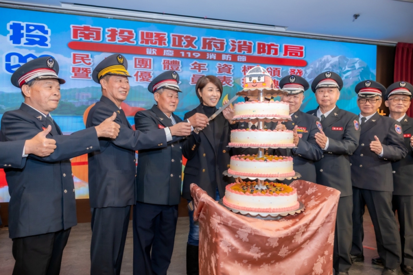 消防局歡慶119消防節暨民力團體表揚 許縣長親自頒獎致謝