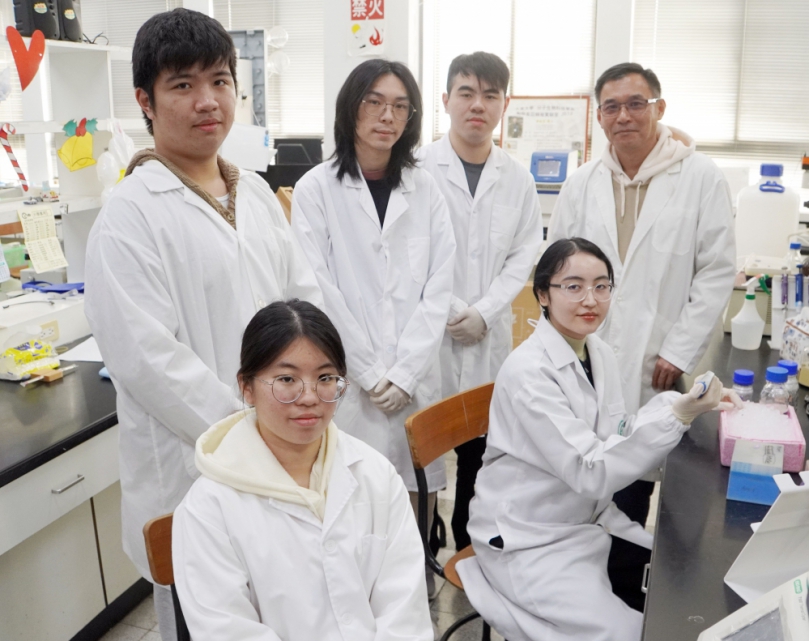 泰國大學生「蘇塔帕」（前排右），到大葉生醫系留學3個月。（照片大葉提供）