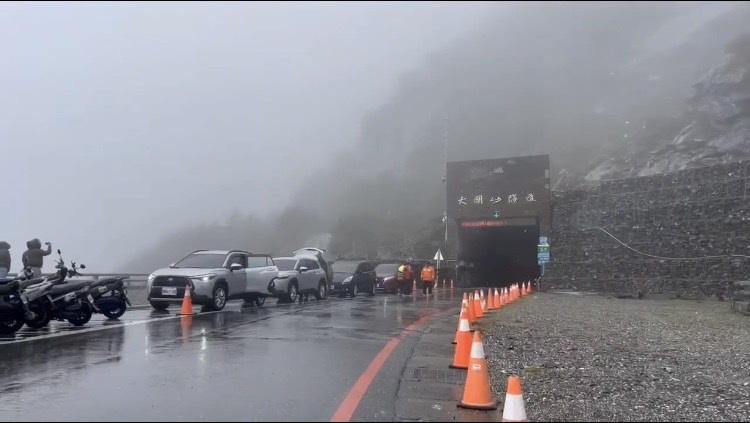南橫埡口飄雪｜追雪現車陣