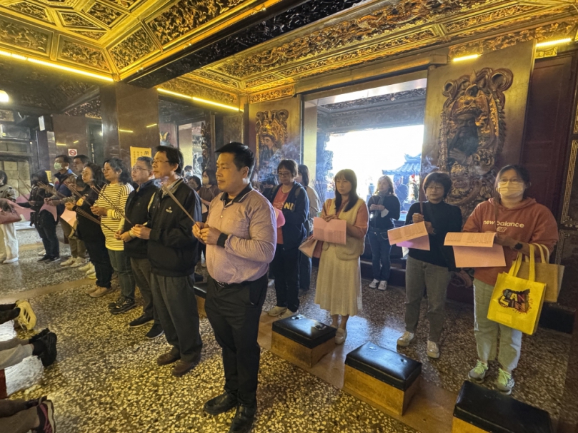 學測前夕,員中校長楊豪森率親師團隊向孔明祭拜。(照片員中提供)