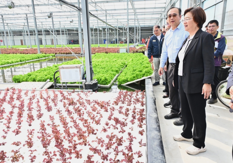 全國最大智慧水耕農場揭牌，王縣長前往參訪。（照片縣府提供）