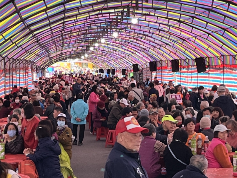 新竹市⽵蓮寺寒⼠尾牙宴綿亙17年 席開160桌