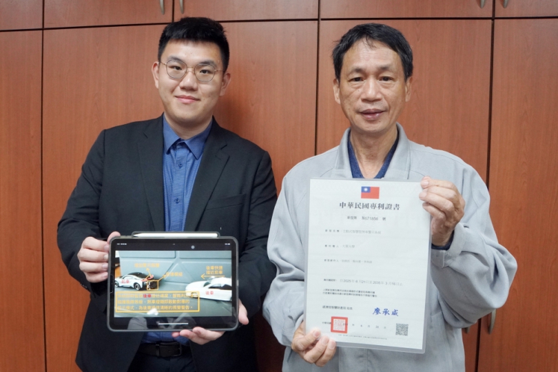 大葉教授張舜長（右）指導楊尚憲同學（左）研發的「智慧煞車警示系統」。（照片大葉提供）