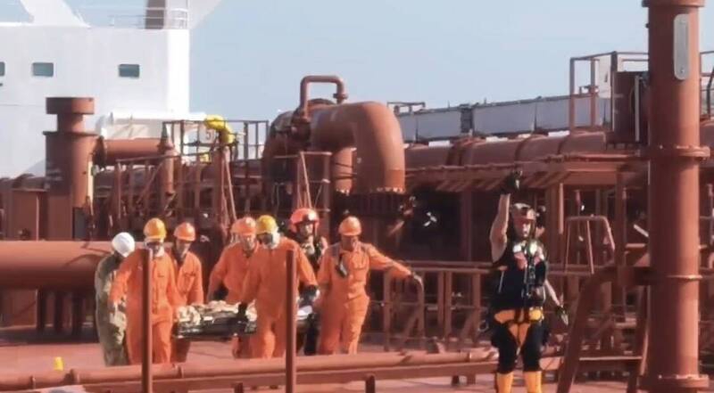 空勤黑鷹直升機降落外籍油輪救援2受傷船員