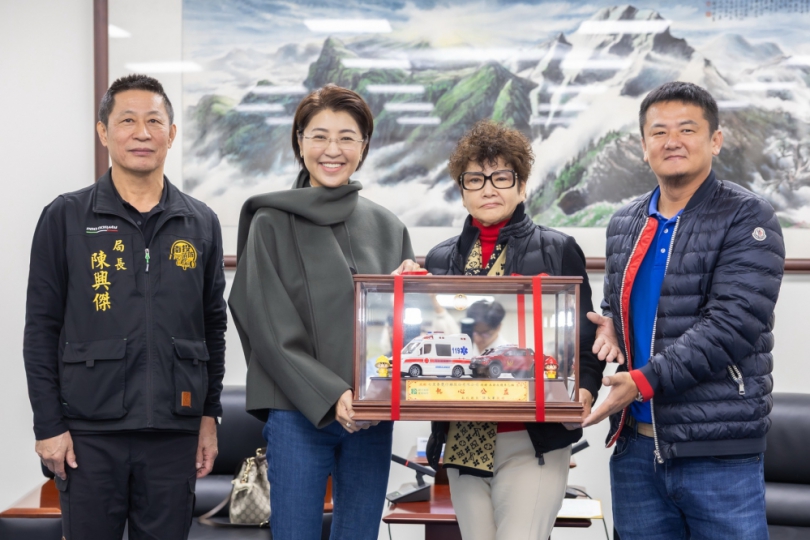 善心企業捐贈救護、救災指揮車 許縣長回贈紀念小車致謝