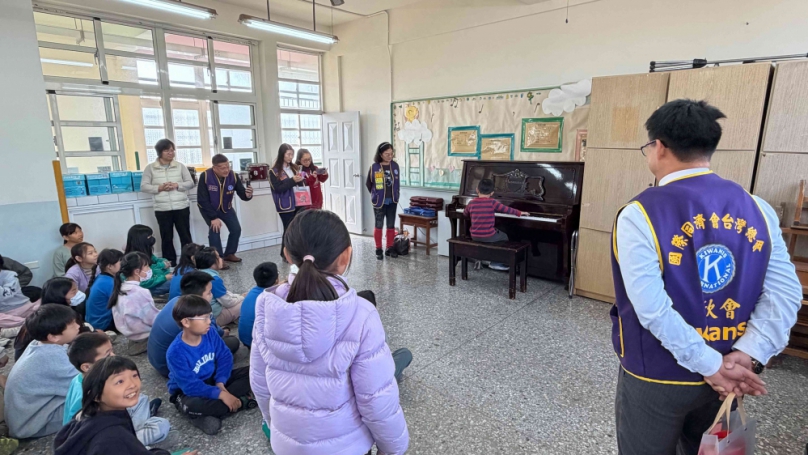 愛心企業家捐鋼琴，福德學童以琴聲感謝。（照片福德提供）