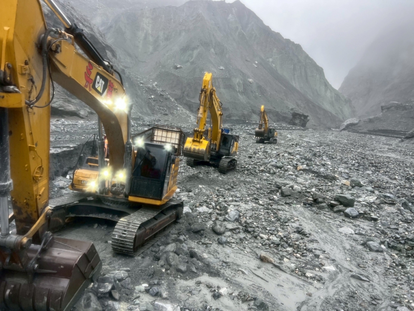 巔峰戰士勇擒湖怪｜馬太鞍堰塞湖湖水幾已見底，完成壩體降挖階段性任務！
