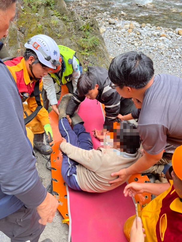 擅入0403大地震封閉災修中的砂卡礑步道|連人帶車跌落25公尺深谷,60歲機車騎士車毀人傷送醫!