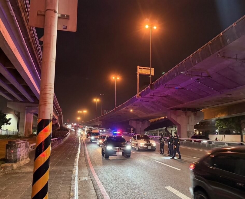 車輛拒檢逃逸高市警朝輪胎開15槍追緝中